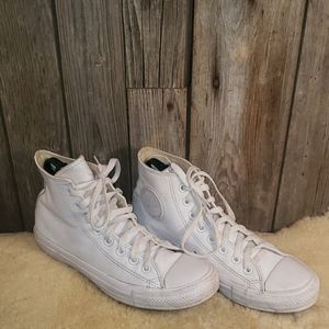 Converse  mens size 7 white casual wear sneakers